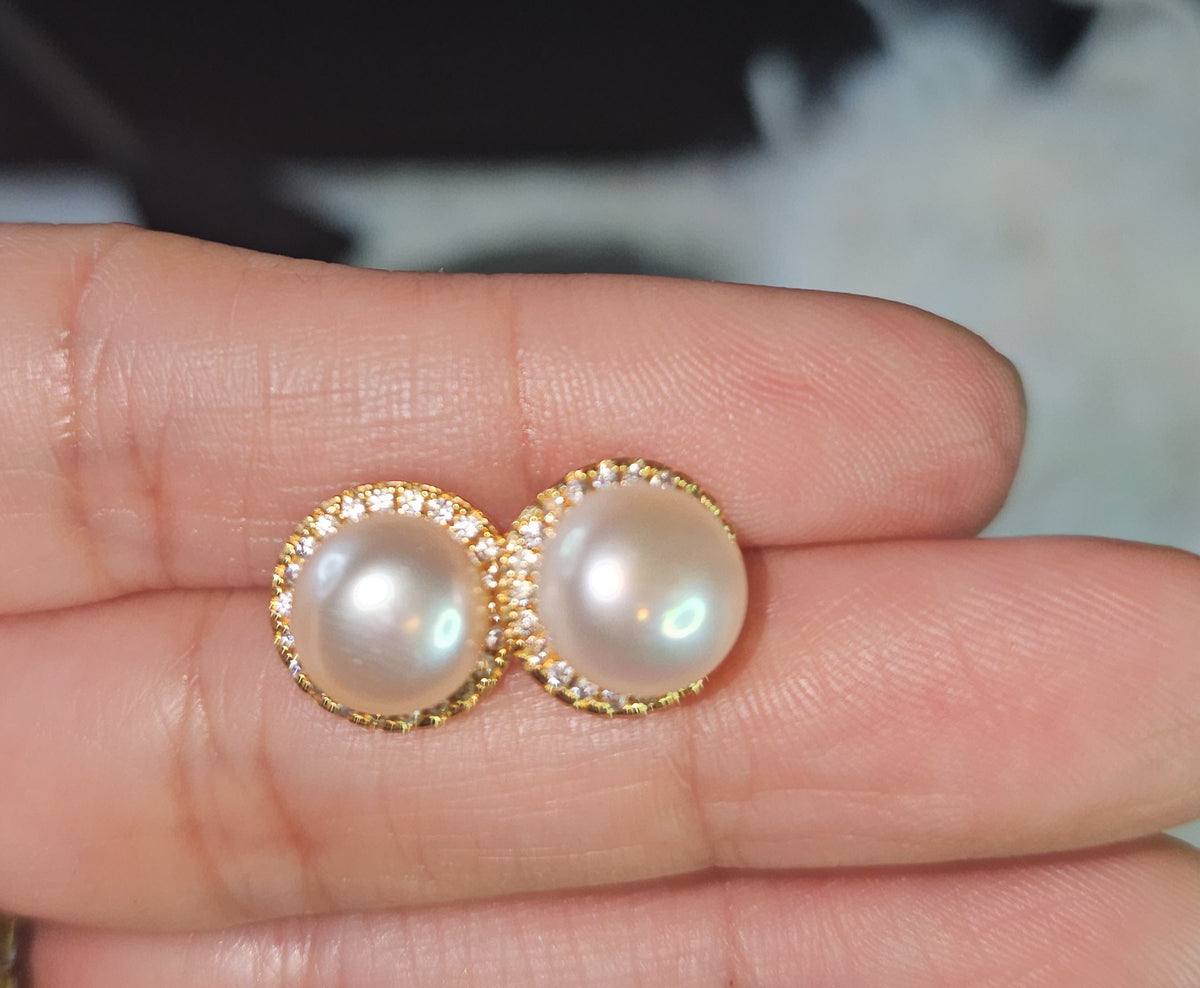 Stud Earrings in Fresh Water Pearl