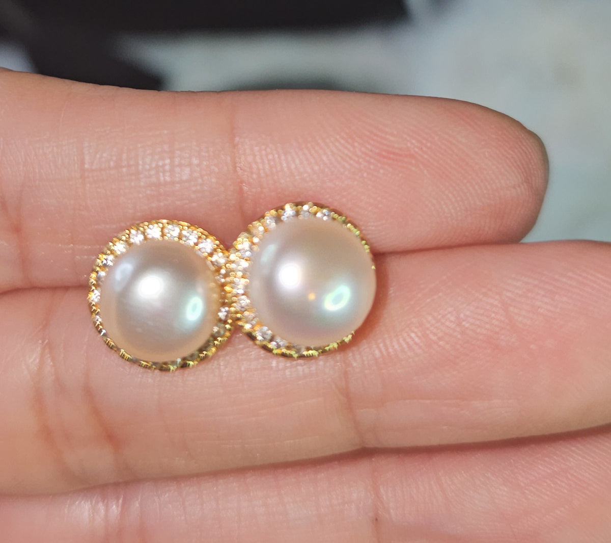 Stud Earrings in Fresh Water Pearl