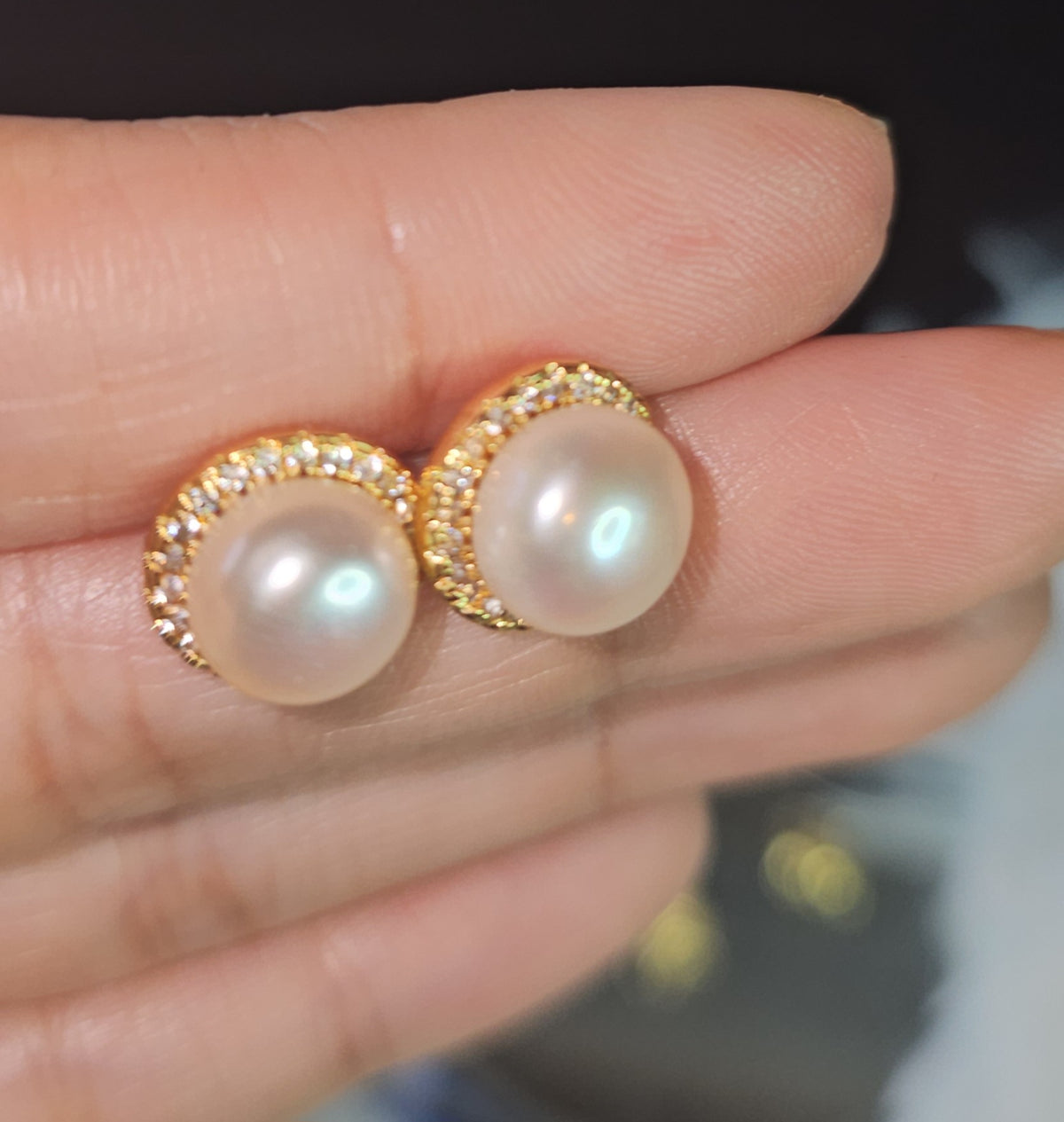 Stud Earrings in Fresh Water Pearl