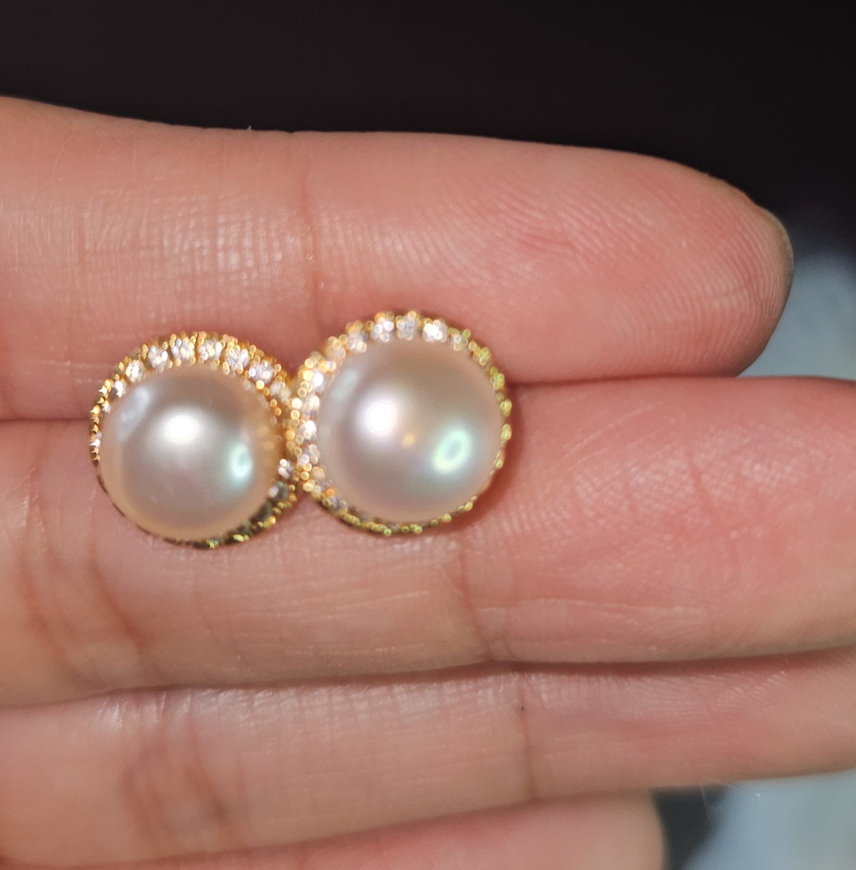 Stud Earrings in Fresh Water Pearl