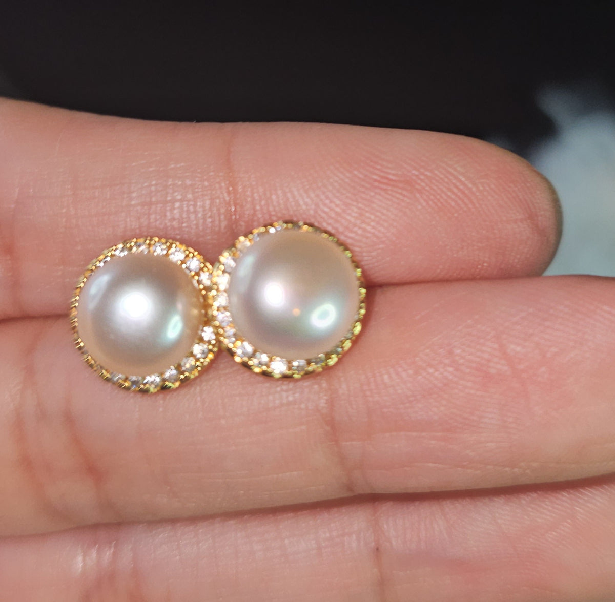 Stud Earrings in Fresh Water Pearl