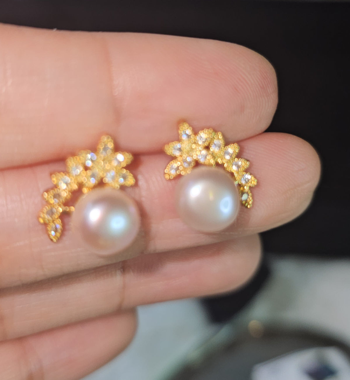 Stud Earrings in Fresh Water Pearl