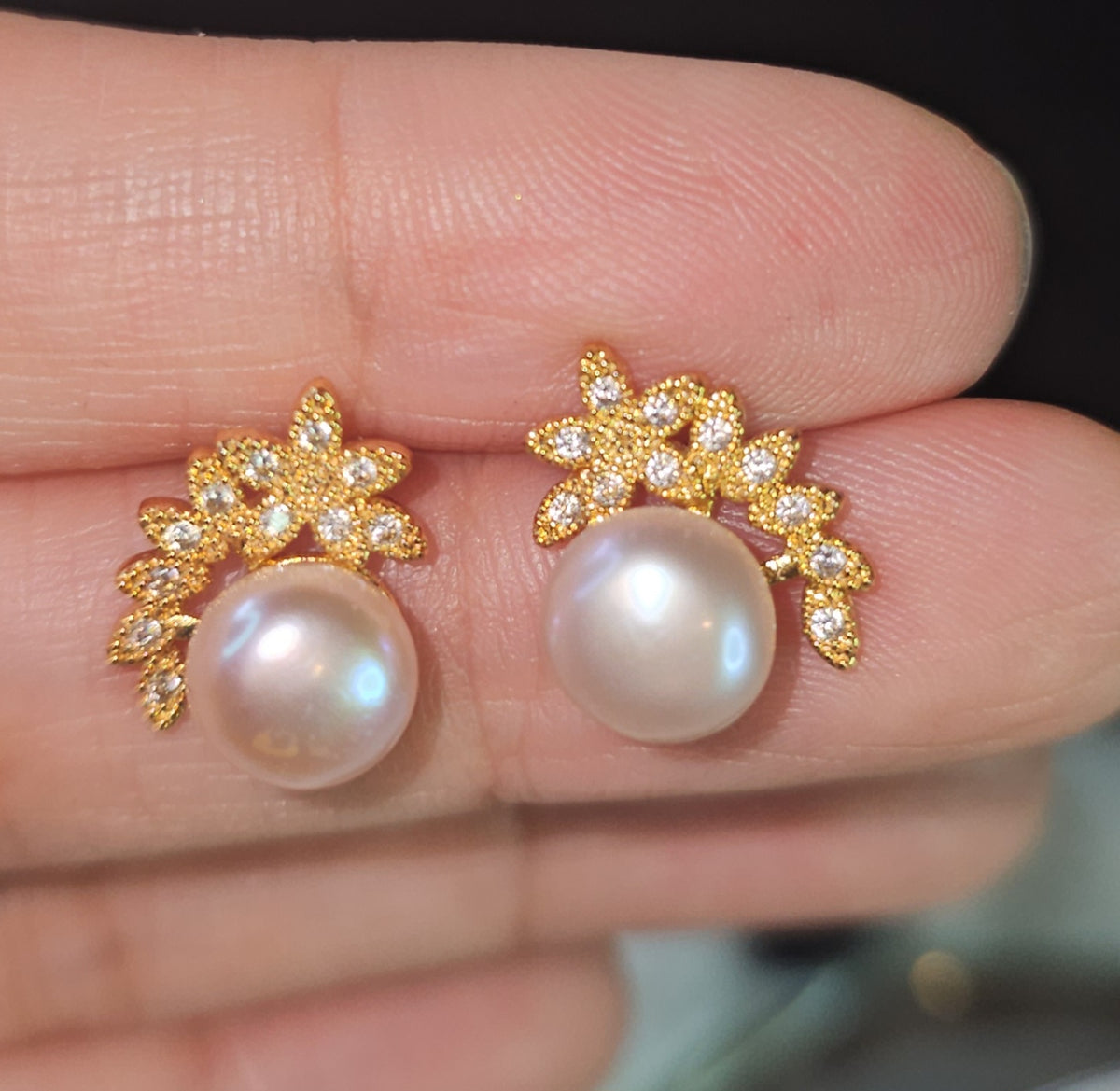 Stud Earrings in Fresh Water Pearl