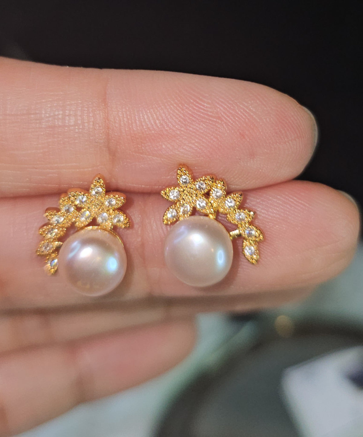 Stud Earrings in Fresh Water Pearl