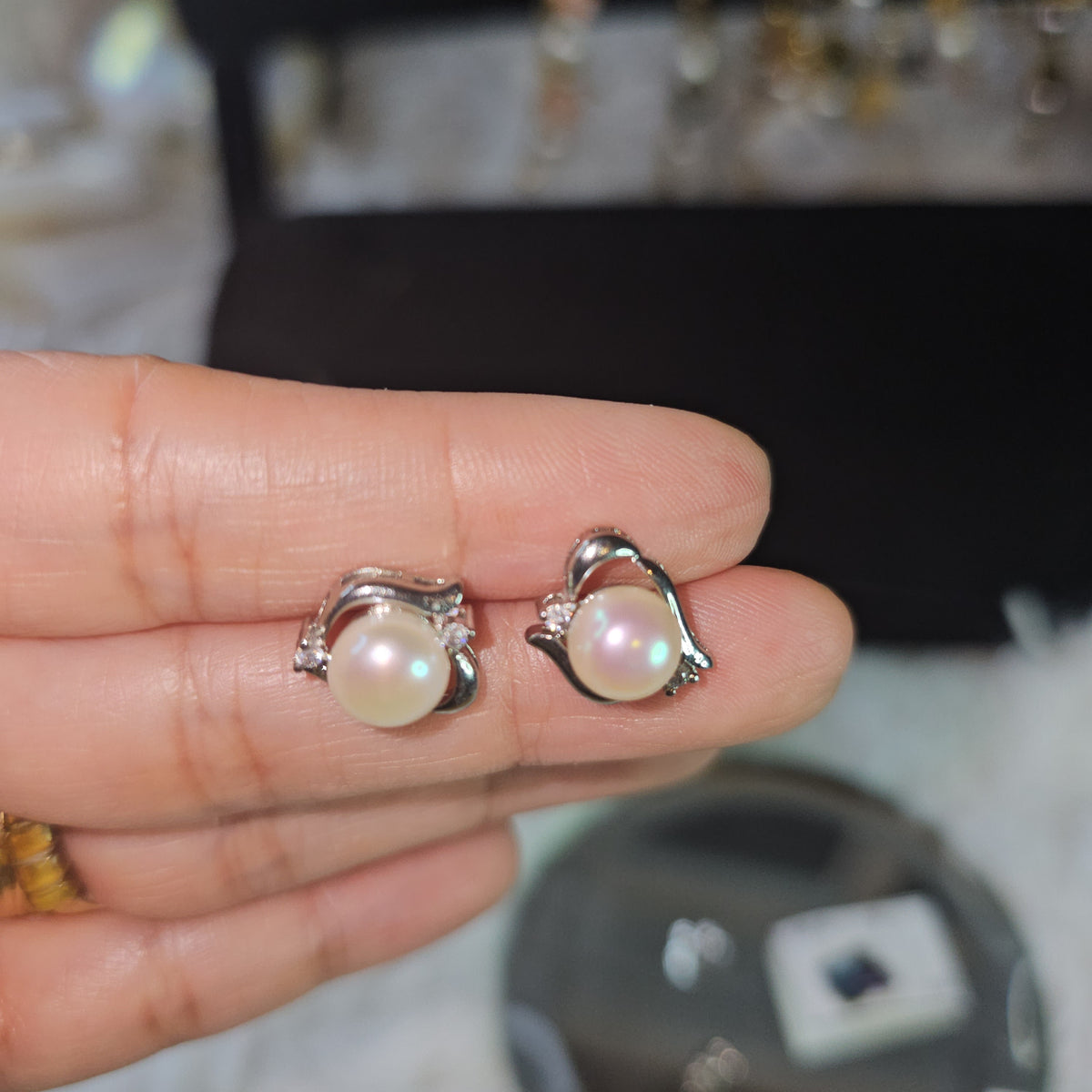 Stud Earrings in Fresh Water Pearl