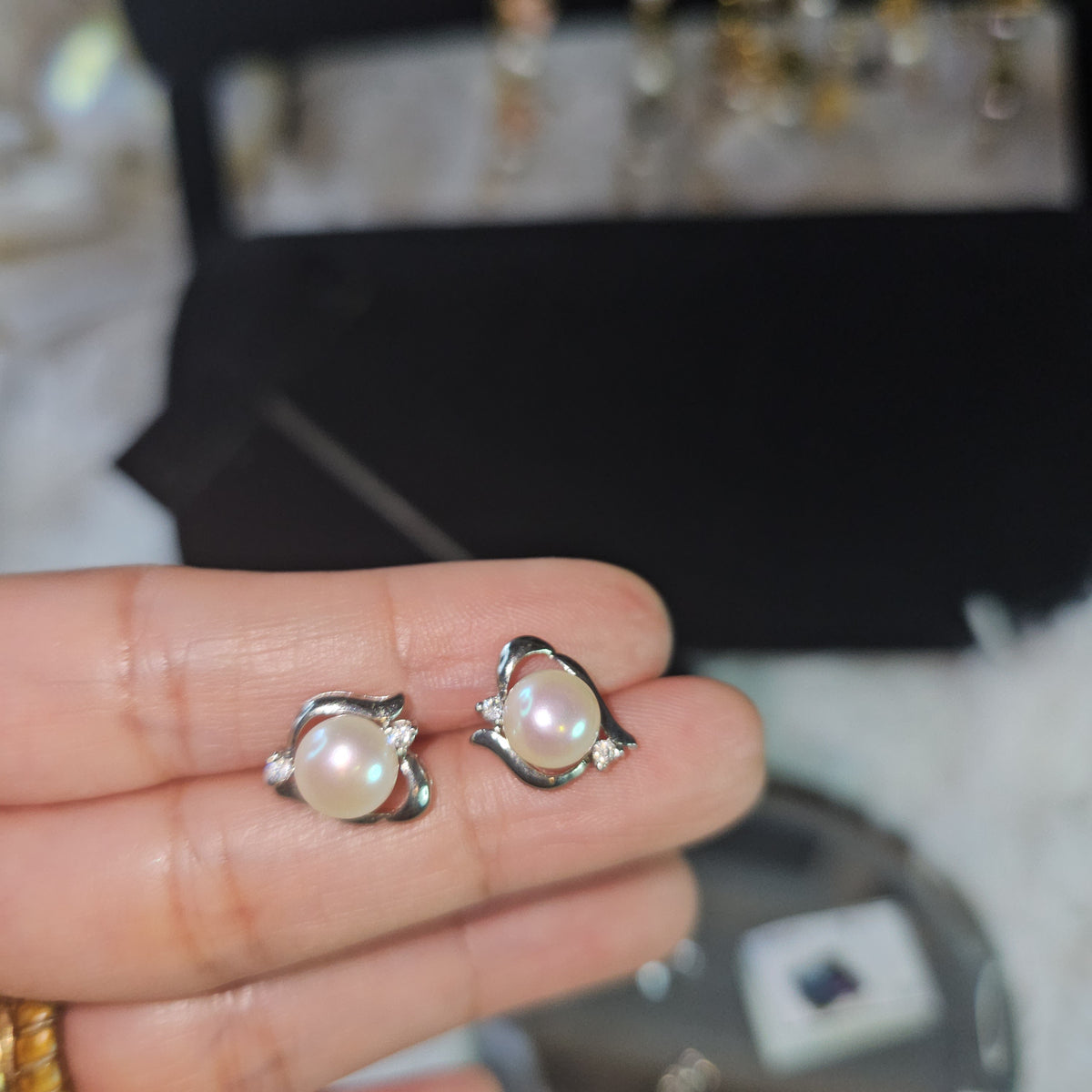 Stud Earrings in Fresh Water Pearl